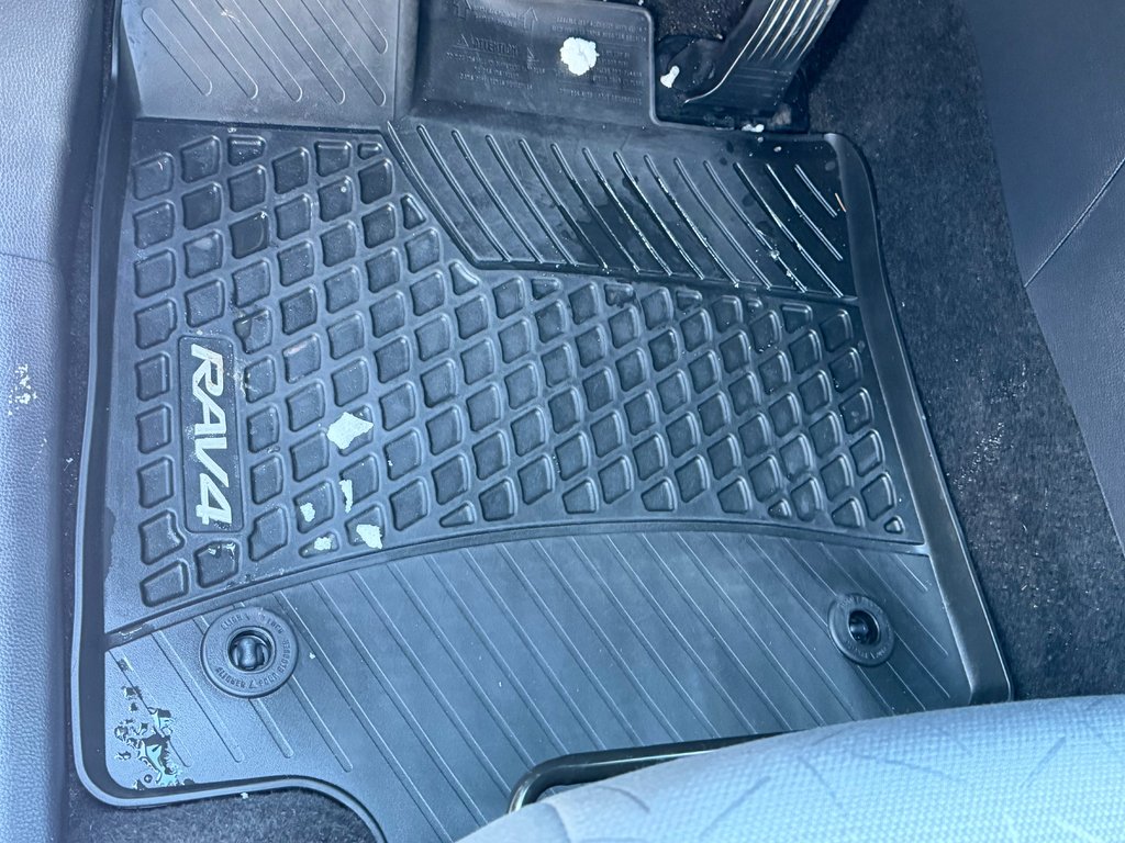 2021 Toyota RAV4 LE FWD / GARANTIE FULL 28-10-26=100KM WOW ! / in Thetford Mines, Quebec - 35 - w1024h768px