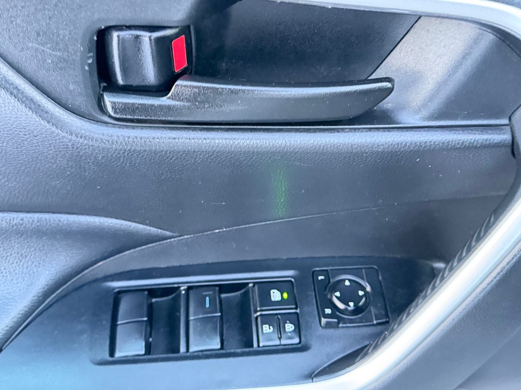 2021 Toyota RAV4 LE AWD / INSPECTÉ / RÉPARÉ / 1 SEUL PROPRIÉTAIRE in Thetford Mines, Quebec - 28 - w1024h768px