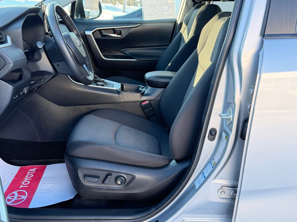 Toyota RAV4 HYBRIDE XLE AWD / LE MOINS CHER AU QUÉBEC !!! / 2021 à Thetford Mines, Québec - 33 - w1024h768px