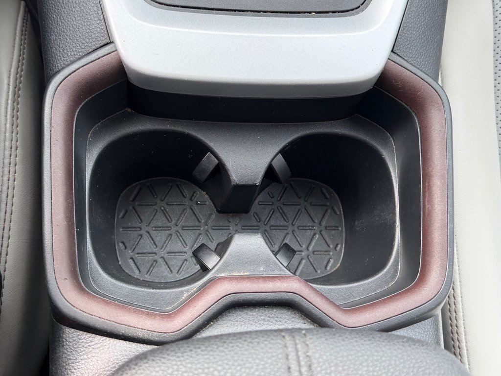 2021 Toyota RAV4 HYBRIDE LIMITED / LA TOTALE !! / AUBAINE !!! / in Thetford Mines, Quebec - 60 - w1024h768px