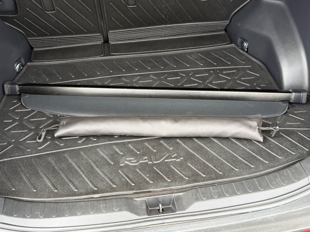 2021 Toyota RAV4 HYBRIDE LIMITED / LA TOTALE !! / AUBAINE !!! / in Thetford Mines, Quebec - 76 - w1024h768px