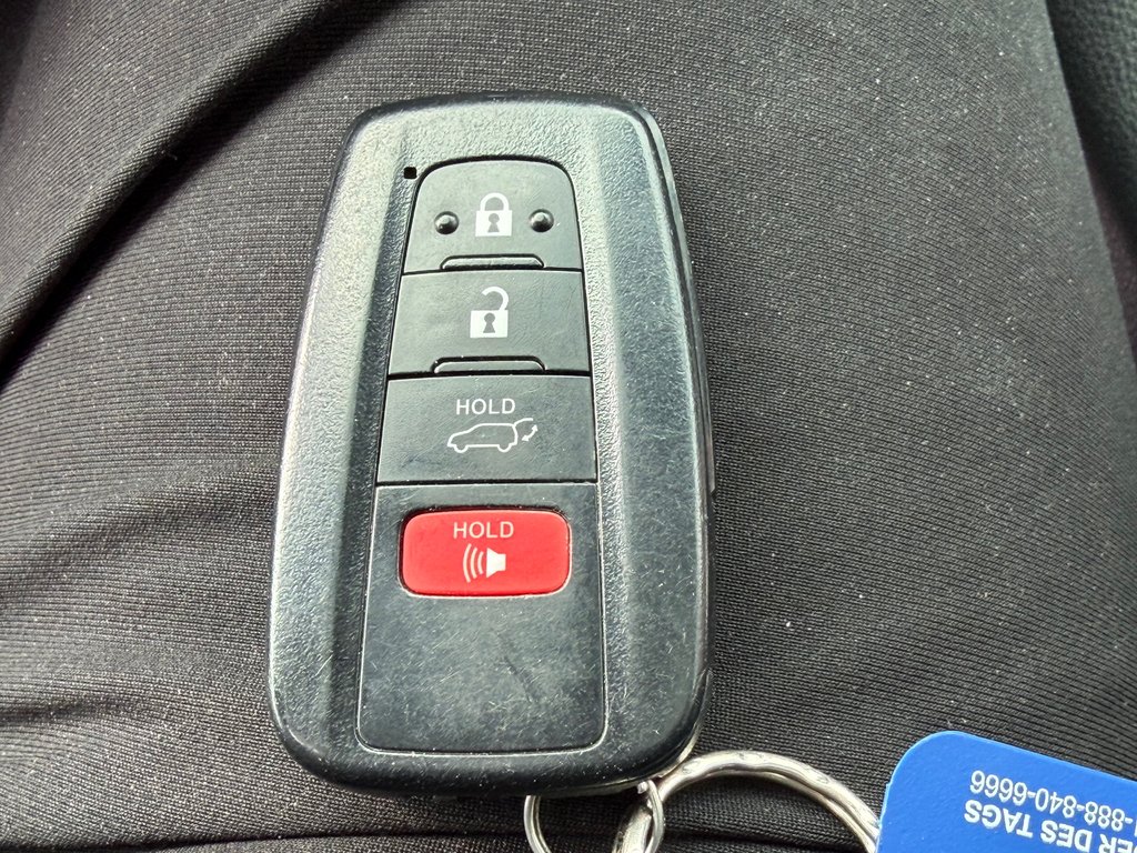 2021 Toyota RAV4 HYBRIDE LIMITED / LA TOTALE !! / AUBAINE !!! / in Thetford Mines, Quebec - 67 - w1024h768px