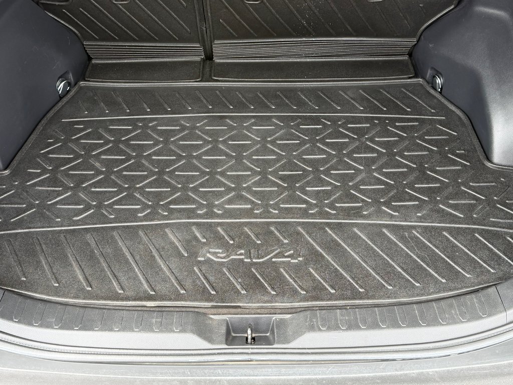 2021 Toyota RAV4 HYBRIDE LIMITED / LA TOTALE !! / AUBAINE !!! / in Thetford Mines, Quebec - 75 - w1024h768px