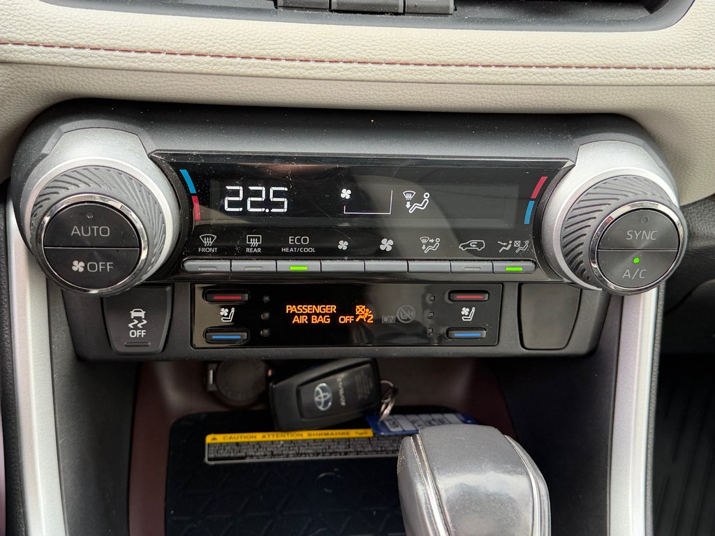 2021 Toyota RAV4 HYBRIDE LIMITED / LA TOTALE !! / AUBAINE !!! / in Thetford Mines, Quebec - 55 - w1024h768px