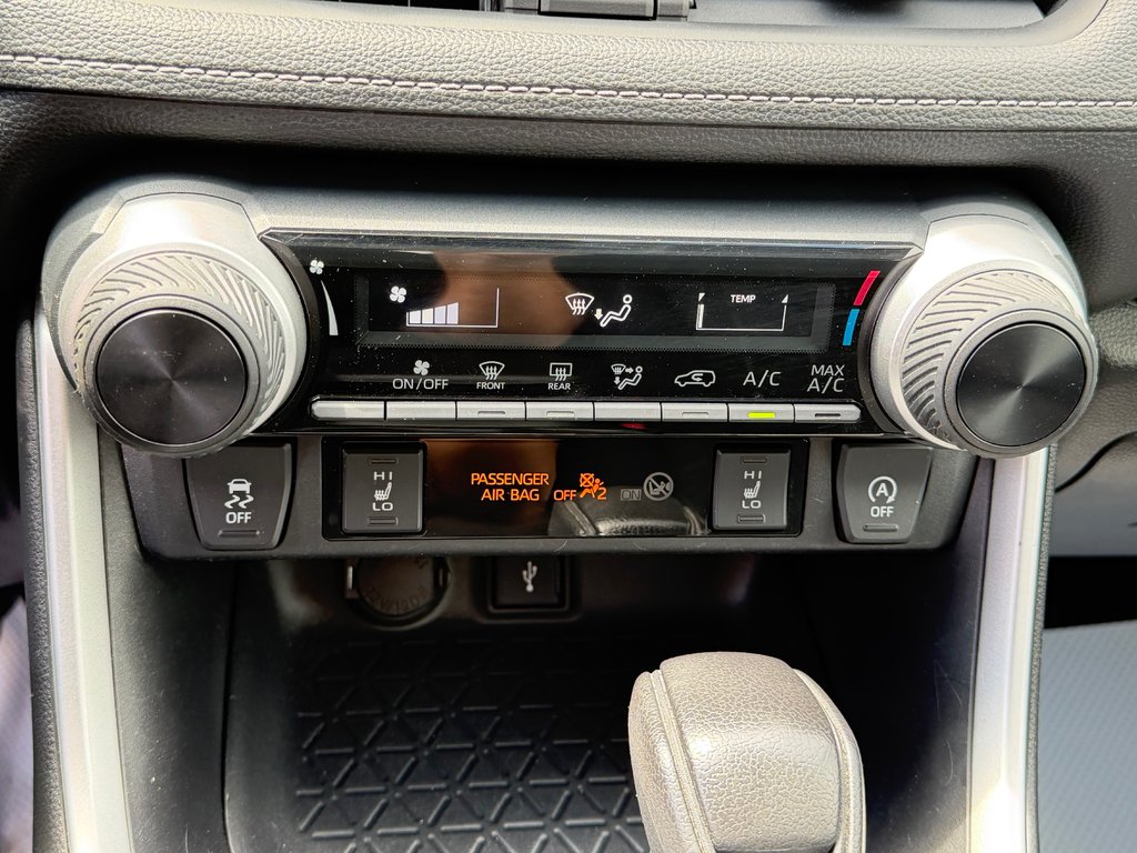2021 Toyota RAV4 LE AWD / DEMARREUR DISTANCE / CARFAX 3,232$ / in Thetford Mines, Quebec - 38 - w1024h768px