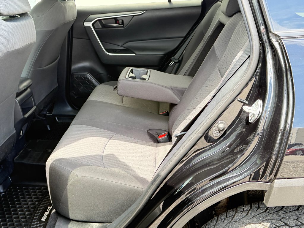 2021 Toyota RAV4 LE AWD / DEMARREUR DISTANCE / CARFAX 3,232$ / in Thetford Mines, Quebec - 48 - w1024h768px