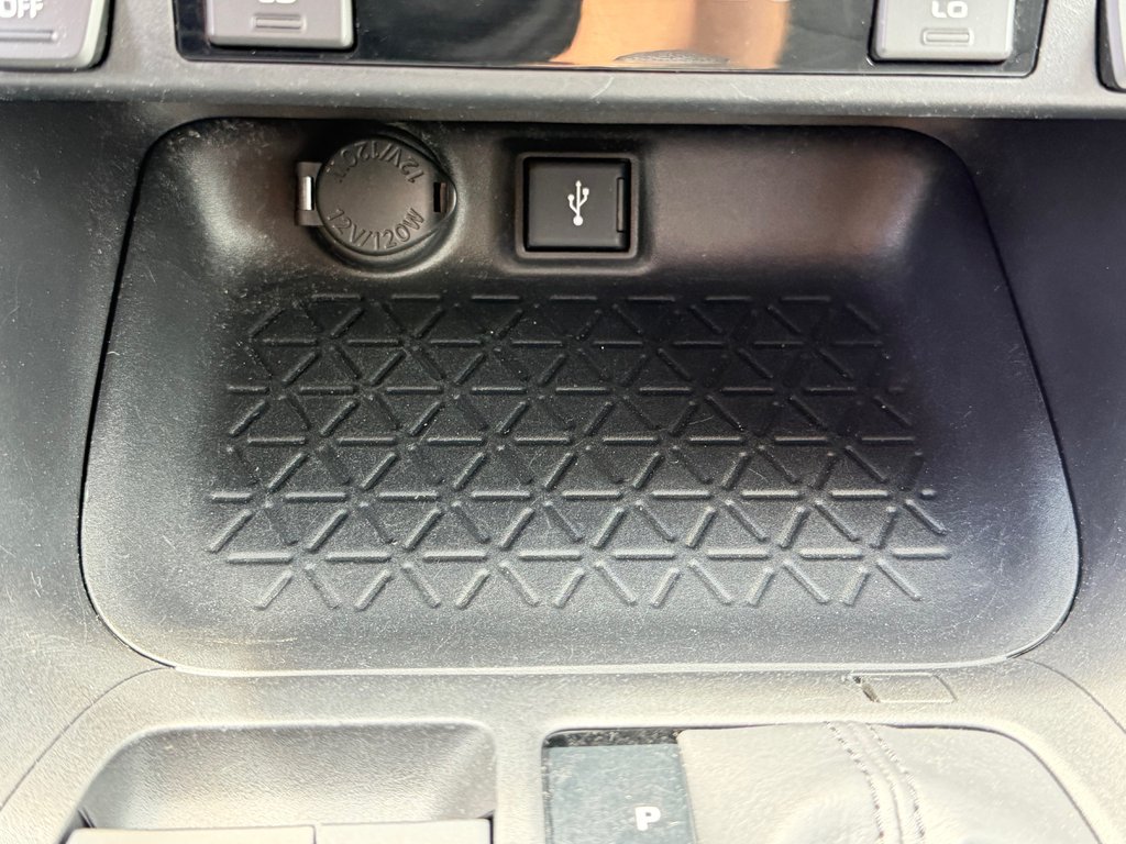 2021 Toyota RAV4 LE AWD / DEMARREUR DISTANCE / CARFAX 3,232$ / in Thetford Mines, Quebec - 39 - w1024h768px
