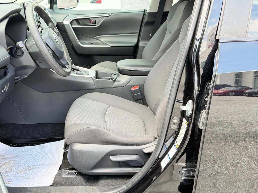 2021 Toyota RAV4 LE AWD / DEMARREUR DISTANCE / CARFAX 3,232$ / in Thetford Mines, Quebec - 28 - w1024h768px