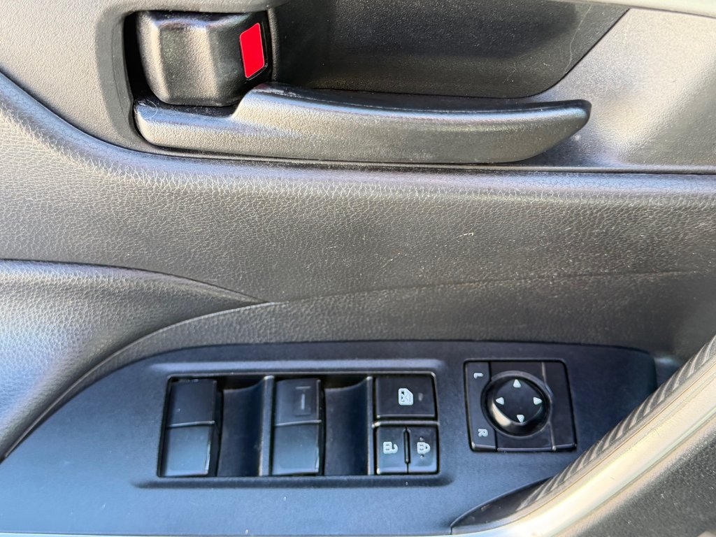 Toyota RAV4 HYBRIDE LE AWD / SUPER PRIX !!! / 2021 à Thetford Mines, Québec - 30 - w1024h768px