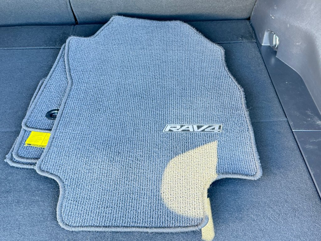 Toyota RAV4 HYBRIDE LE AWD / SUPER PRIX !!! / 2021 à Thetford Mines, Québec - 56 - w1024h768px