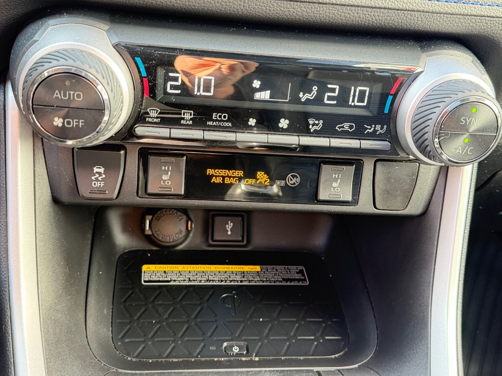 2021 Toyota RAV4 XSE HYBRIDE / GROUPE TECHNO/ TOIT / LE PLUS ÉQUIPÉ in Thetford Mines, Quebec - 50 - w1024h768px