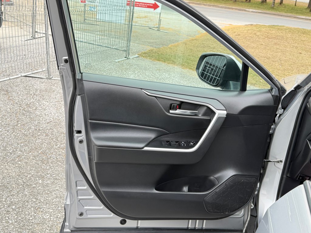 Toyota RAV4 XLE AWD / ATTACHE REMORQUE / FREINS NEUFS / 2021 à Thetford Mines, Québec - 30 - w1024h768px