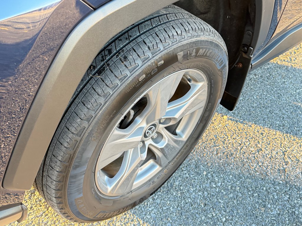 2022 Toyota RAV4 XLE AWD / HITCH / COMME NEUVE !!!! in Thetford Mines, Quebec - 10 - w1024h768px