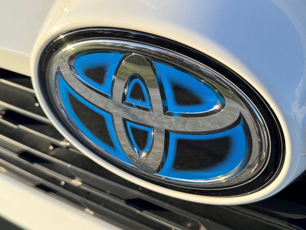 2023 Toyota RAV4 HYBRIDE XLE AWD / 19.800KM SEULEMENT / HITCH / in Thetford Mines, Quebec - 11 - w1024h768px