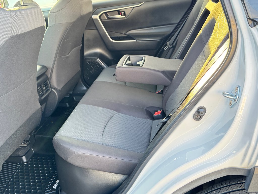 2023 Toyota RAV4 HYBRIDE XLE AWD / 19.800KM SEULEMENT / HITCH / in Thetford Mines, Quebec - 59 - w1024h768px