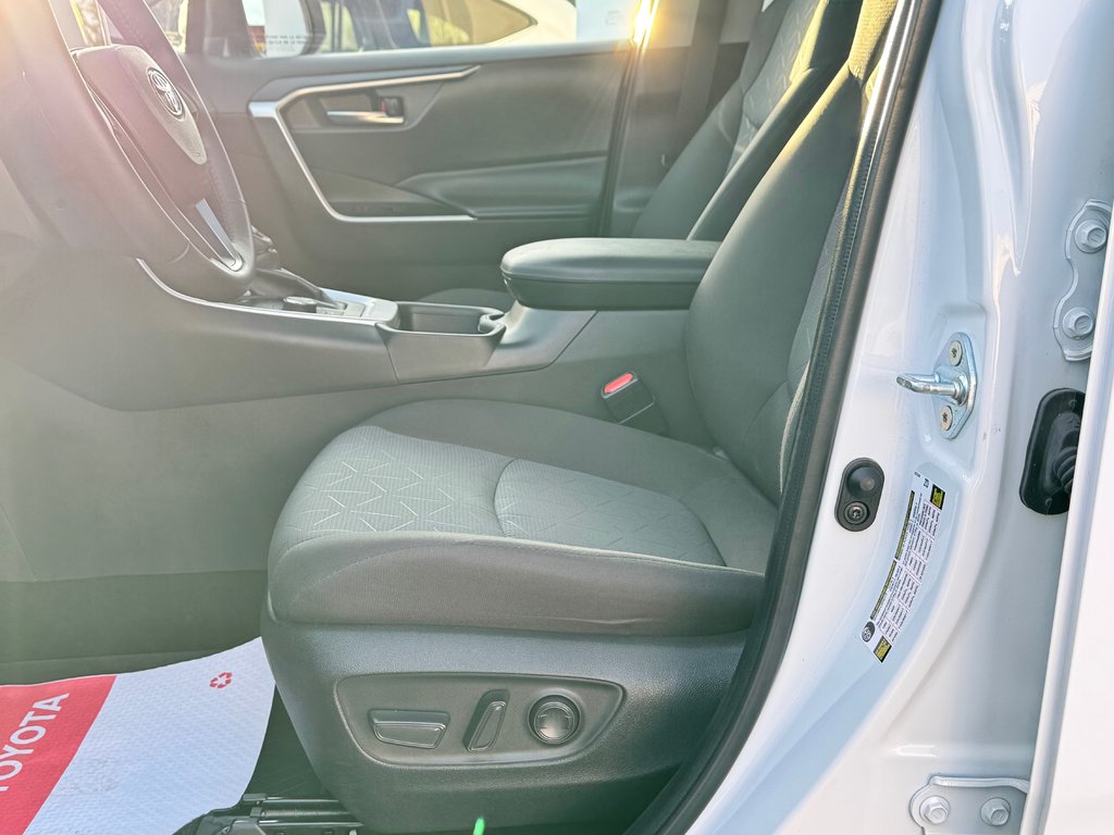 2023 Toyota RAV4 HYBRIDE XLE AWD / 19.800KM SEULEMENT / HITCH / in Thetford Mines, Quebec - 31 - w1024h768px