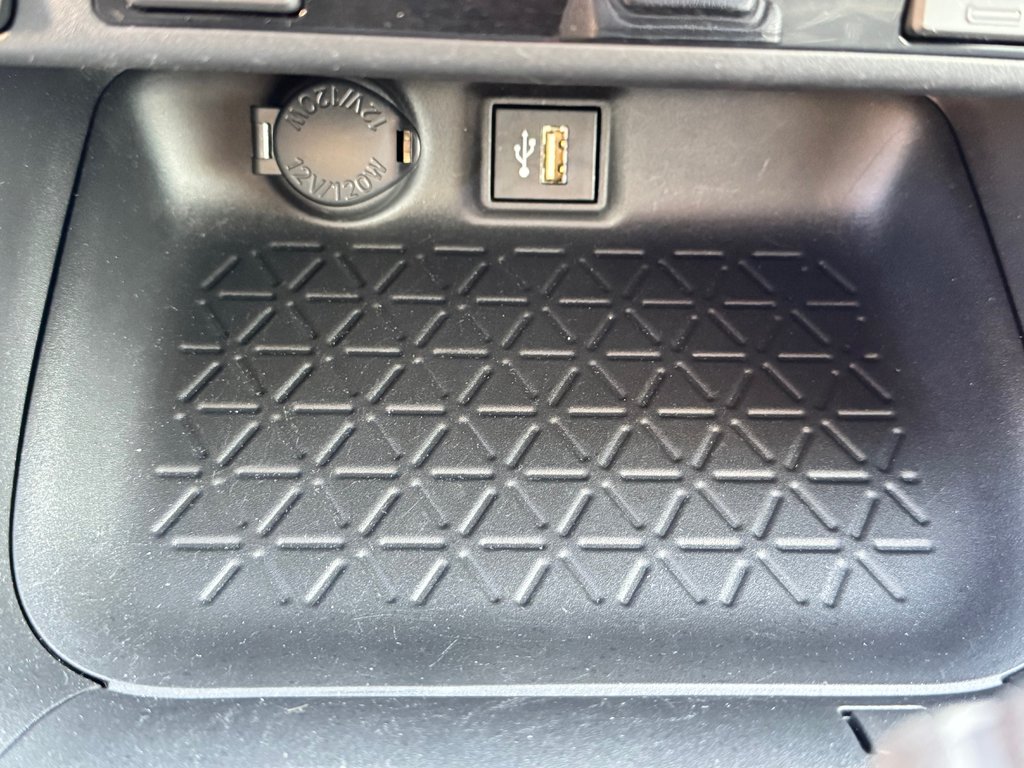 2023 Toyota RAV4 HYBRIDE XLE AWD / 19.800KM SEULEMENT / HITCH / in Thetford Mines, Quebec - 48 - w1024h768px