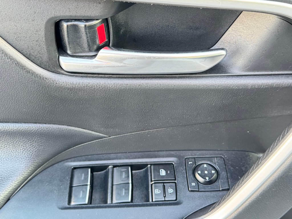 2023 Toyota RAV4 HYBRIDE XLE AWD / 19.800KM SEULEMENT / HITCH / in Thetford Mines, Quebec - 29 - w1024h768px