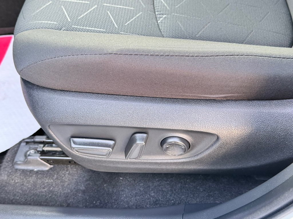 2023 Toyota RAV4 HYBRIDE XLE AWD / 19.800KM SEULEMENT / HITCH / in Thetford Mines, Quebec - 33 - w1024h768px