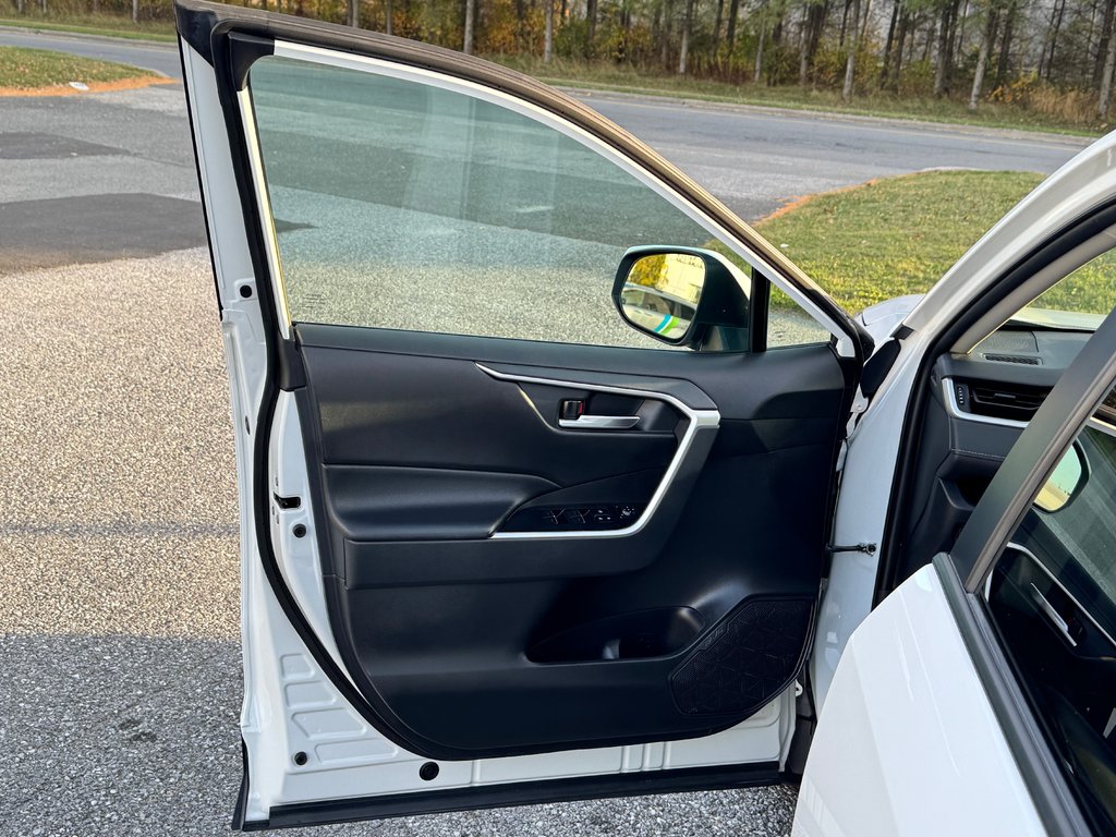 2023 Toyota RAV4 HYBRIDE XLE AWD / 19.800KM SEULEMENT / HITCH / in Thetford Mines, Quebec - 28 - w1024h768px