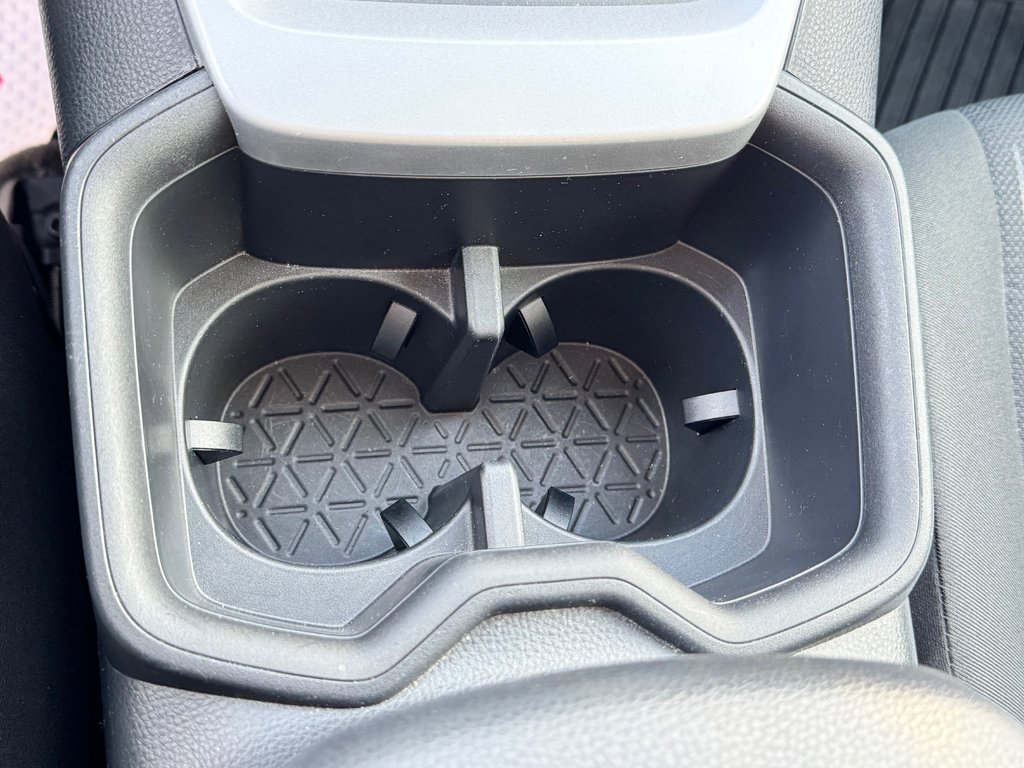 2023 Toyota RAV4 HYBRIDE XLE AWD / 19.800KM SEULEMENT / HITCH / in Thetford Mines, Quebec - 51 - w1024h768px