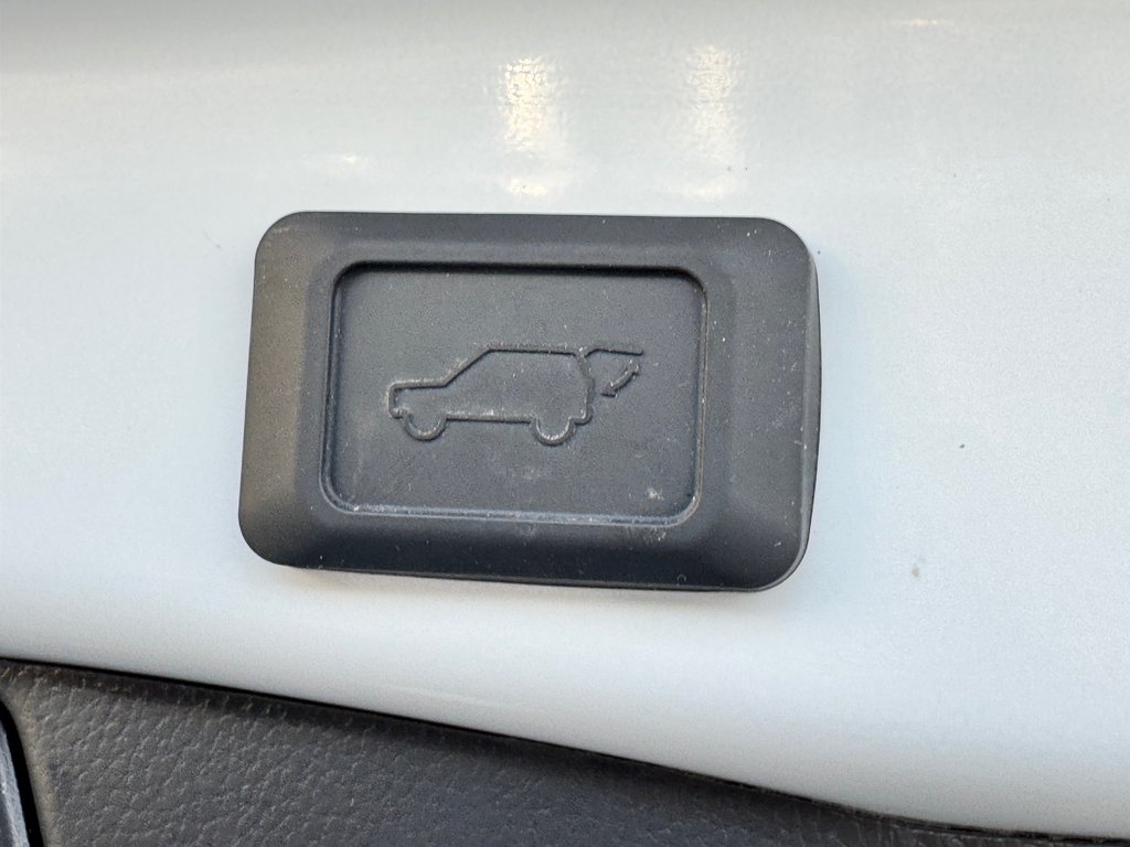 2023 Toyota RAV4 HYBRIDE XLE AWD / 19.800KM SEULEMENT / HITCH / in Thetford Mines, Quebec - 67 - w1024h768px