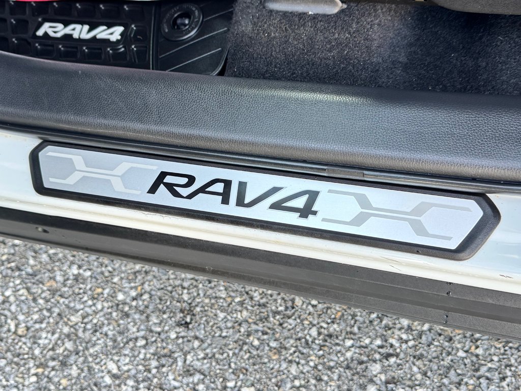 2023 Toyota RAV4 HYBRIDE XLE AWD / 19.800KM SEULEMENT / HITCH / in Thetford Mines, Quebec - 32 - w1024h768px