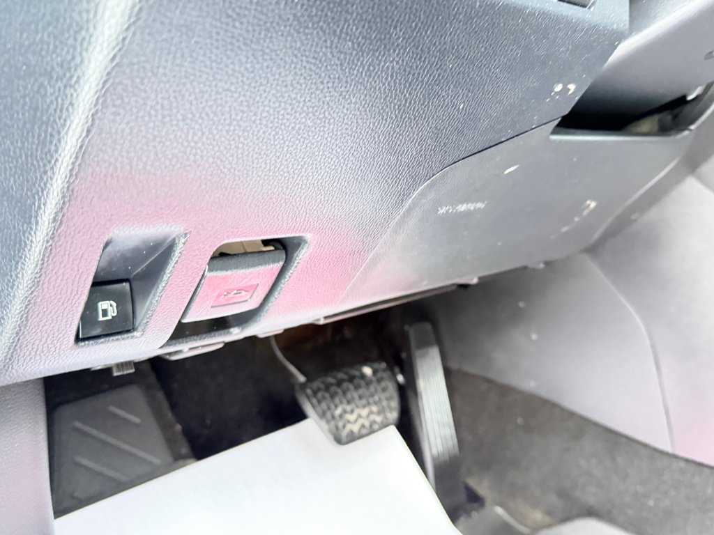 2023 Toyota RAV4 WOODLAND HYBRIDE ( TRÈS RARE ) PEA 30-03-28=100KM in Thetford Mines, Quebec - 37 - w1024h768px