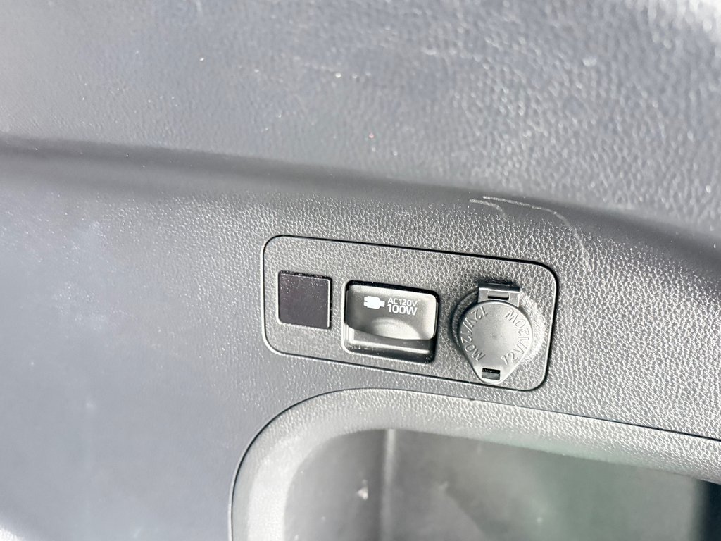 2023 Toyota RAV4 WOODLAND HYBRIDE ( TRÈS RARE ) PEA 30-03-28=100KM in Thetford Mines, Quebec - 56 - w1024h768px