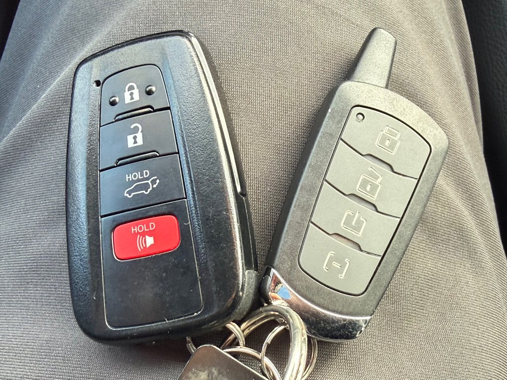 Toyota RAV4 LIMITED AWD / ÉTAT NEUF / 16.700KM WOWWWWW ! / 2023 à Thetford Mines, Québec - 63 - w1024h768px