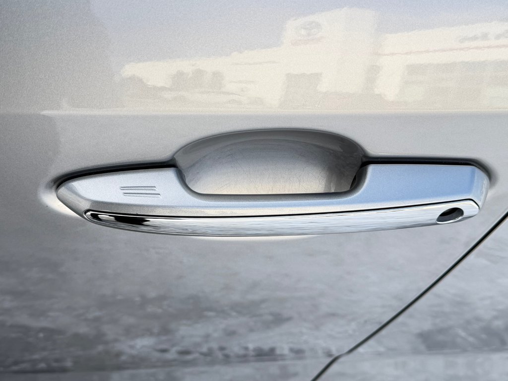 Toyota RAV4 LIMITED AWD / ÉTAT NEUF / 16.700KM WOWWWWW ! / 2023 à Thetford Mines, Québec - 23 - w1024h768px