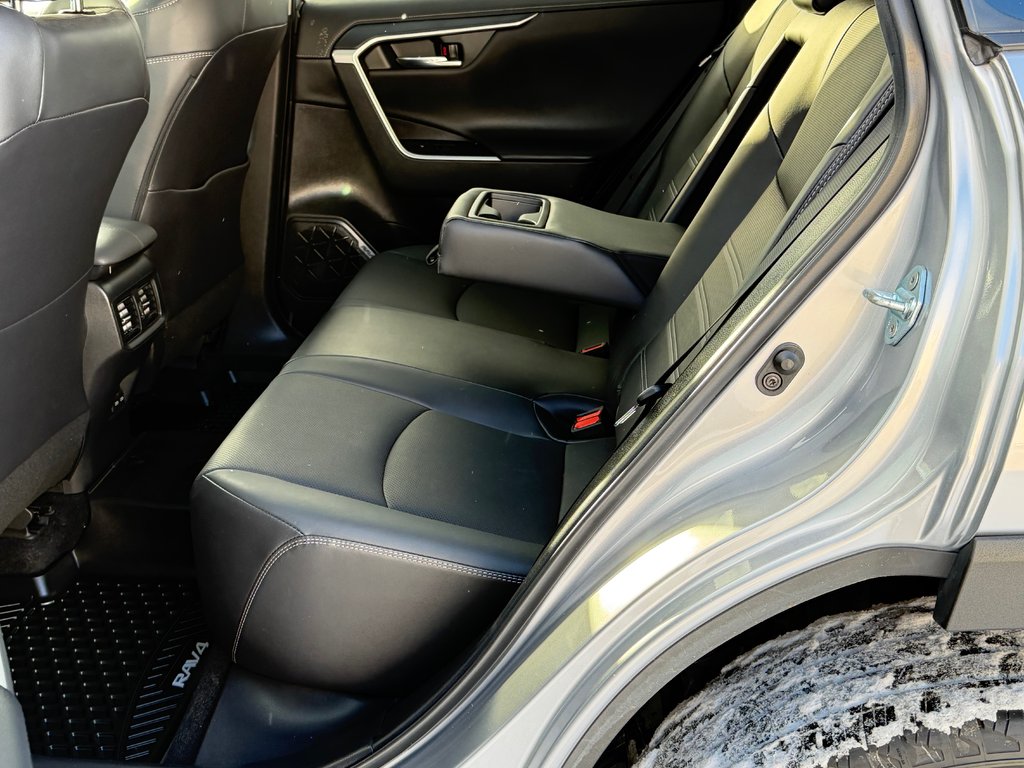 Toyota RAV4 LIMITED AWD / ÉTAT NEUF / 16.700KM WOWWWWW ! / 2023 à Thetford Mines, Québec - 65 - w1024h768px