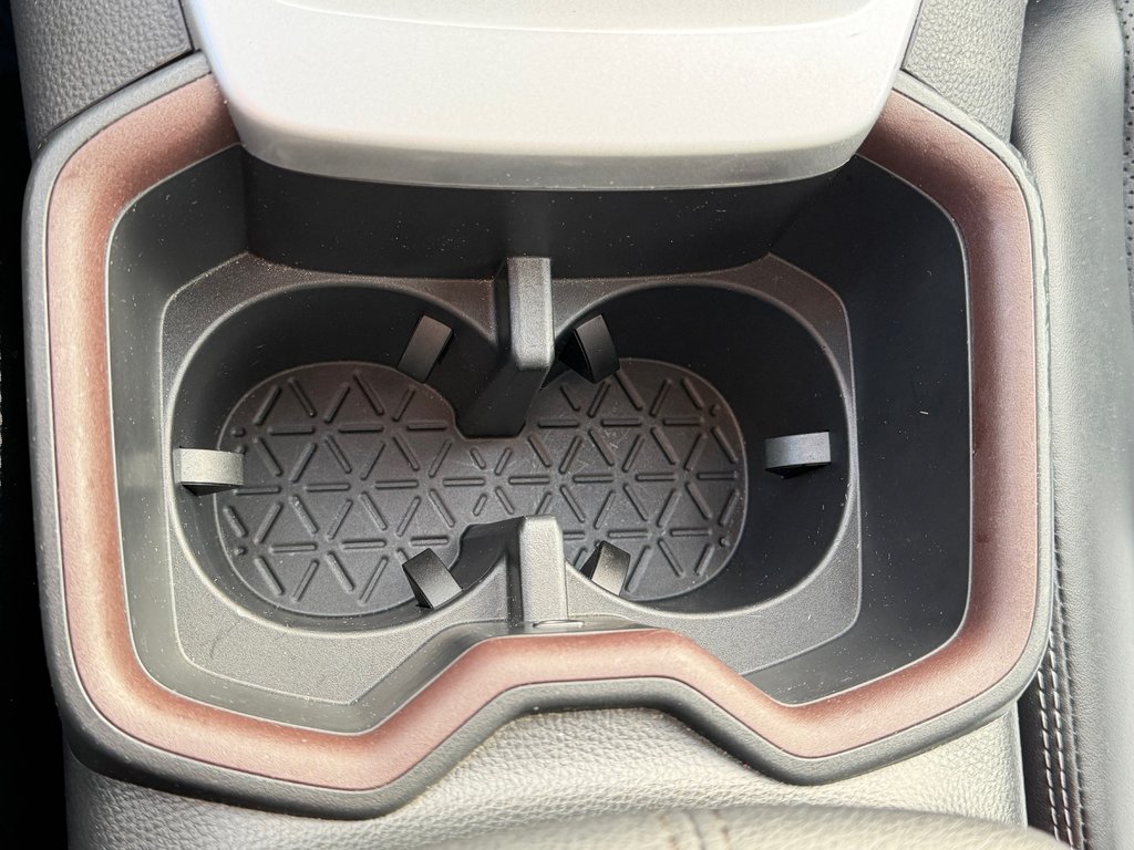 Toyota RAV4 LIMITED AWD / ÉTAT NEUF / 16.700KM WOWWWWW ! / 2023 à Thetford Mines, Québec - 56 - w1024h768px