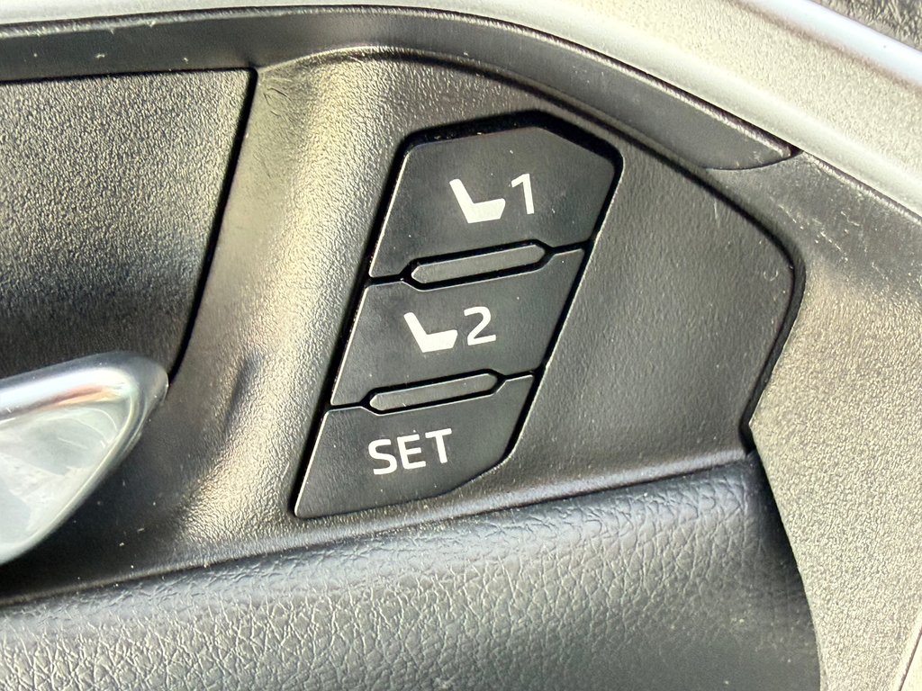 Toyota RAV4 LIMITED AWD / ÉTAT NEUF / 16.700KM WOWWWWW ! / 2023 à Thetford Mines, Québec - 33 - w1024h768px