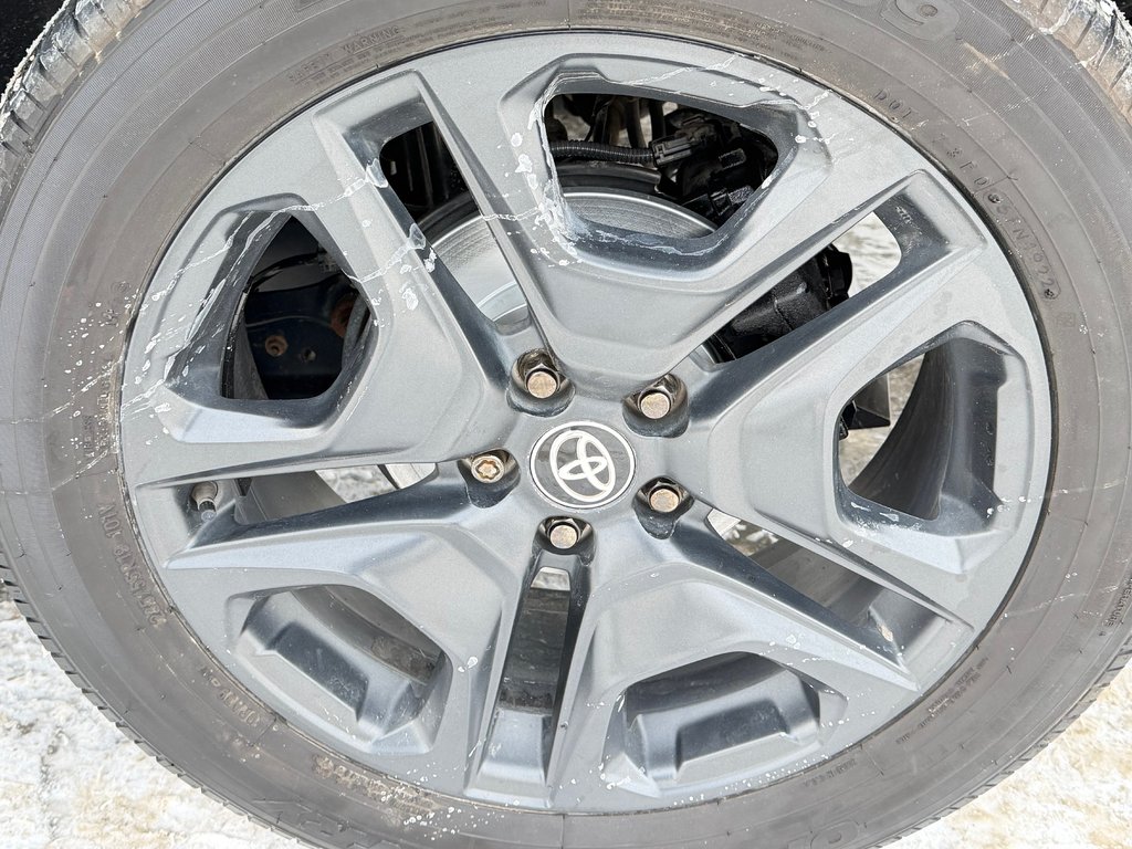 Toyota RAV4 TRAIL AWD / TRÈS BAS KILOS / COULEUR RARE !!! / 2023 à Thetford Mines, Québec - 15 - w1024h768px