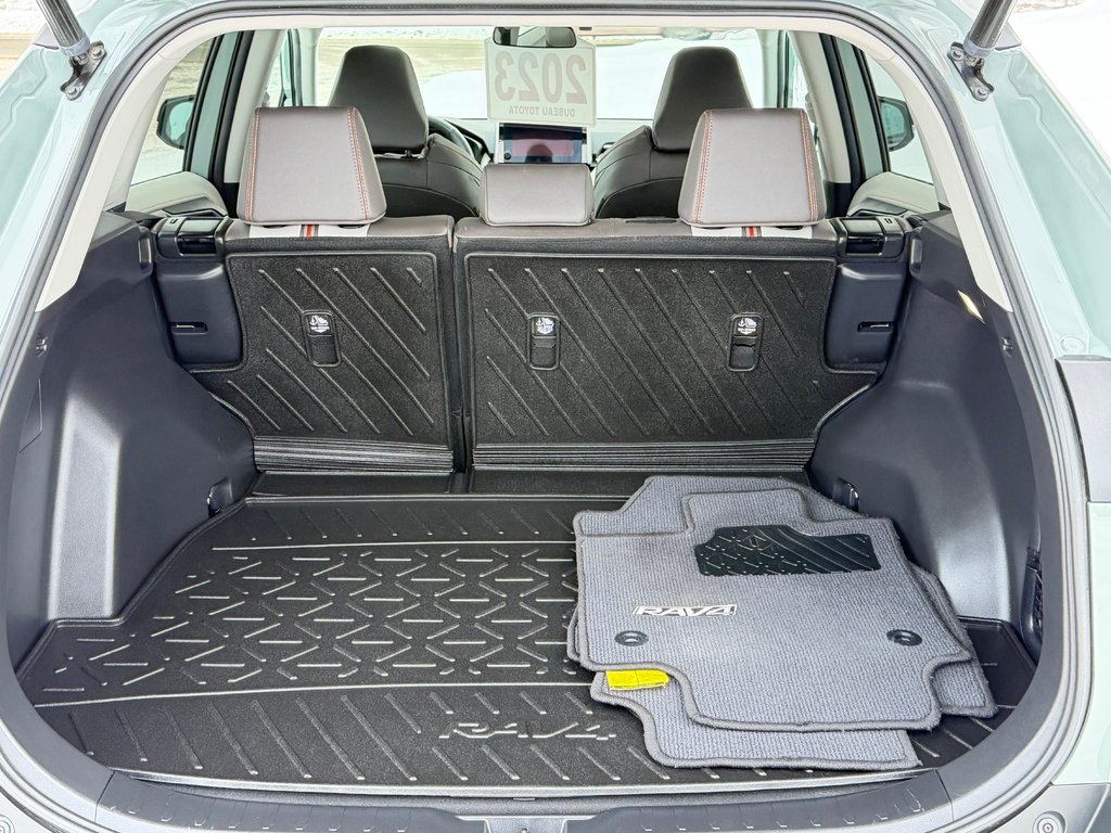 Toyota RAV4 TRAIL AWD / TRÈS BAS KILOS / COULEUR RARE !!! / 2023 à Thetford Mines, Québec - 59 - w1024h768px