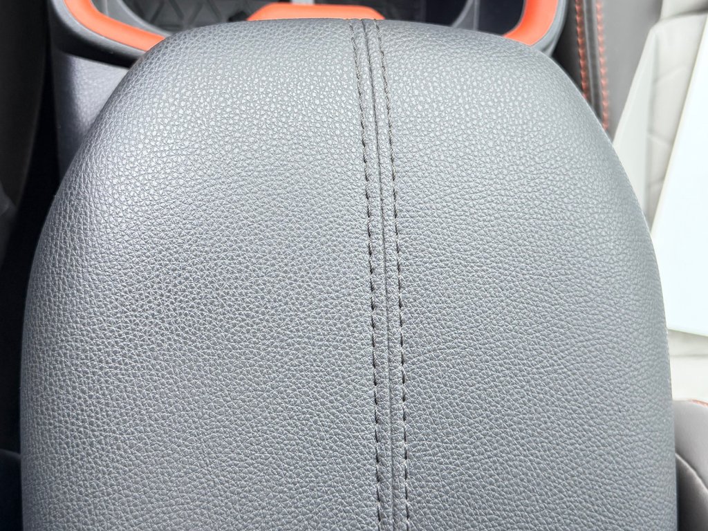 Toyota RAV4 TRAIL AWD / TRÈS BAS KILOS / COULEUR RARE !!! / 2023 à Thetford Mines, Québec - 50 - w1024h768px