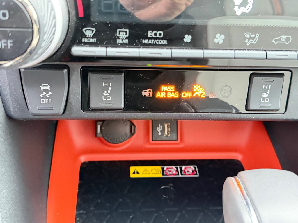 Toyota RAV4 TRAIL AWD / TRÈS BAS KILOS / COULEUR RARE !!! / 2023 à Thetford Mines, Québec - 45 - w1024h768px