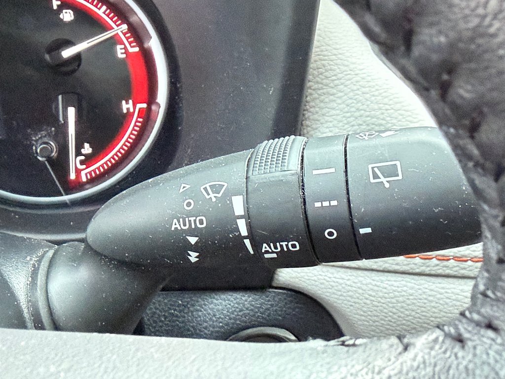 Toyota RAV4 TRAIL AWD / TRÈS BAS KILOS / COULEUR RARE !!! / 2023 à Thetford Mines, Québec - 40 - w1024h768px