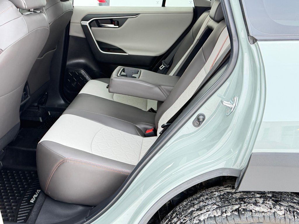 Toyota RAV4 TRAIL AWD / TRÈS BAS KILOS / COULEUR RARE !!! / 2023 à Thetford Mines, Québec - 57 - w1024h768px