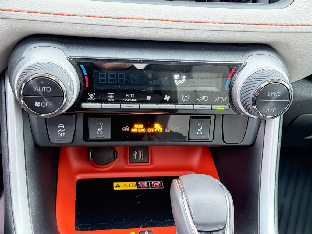 Toyota RAV4 TRAIL AWD / TRÈS BAS KILOS / COULEUR RARE !!! / 2023 à Thetford Mines, Québec - 44 - w1024h768px