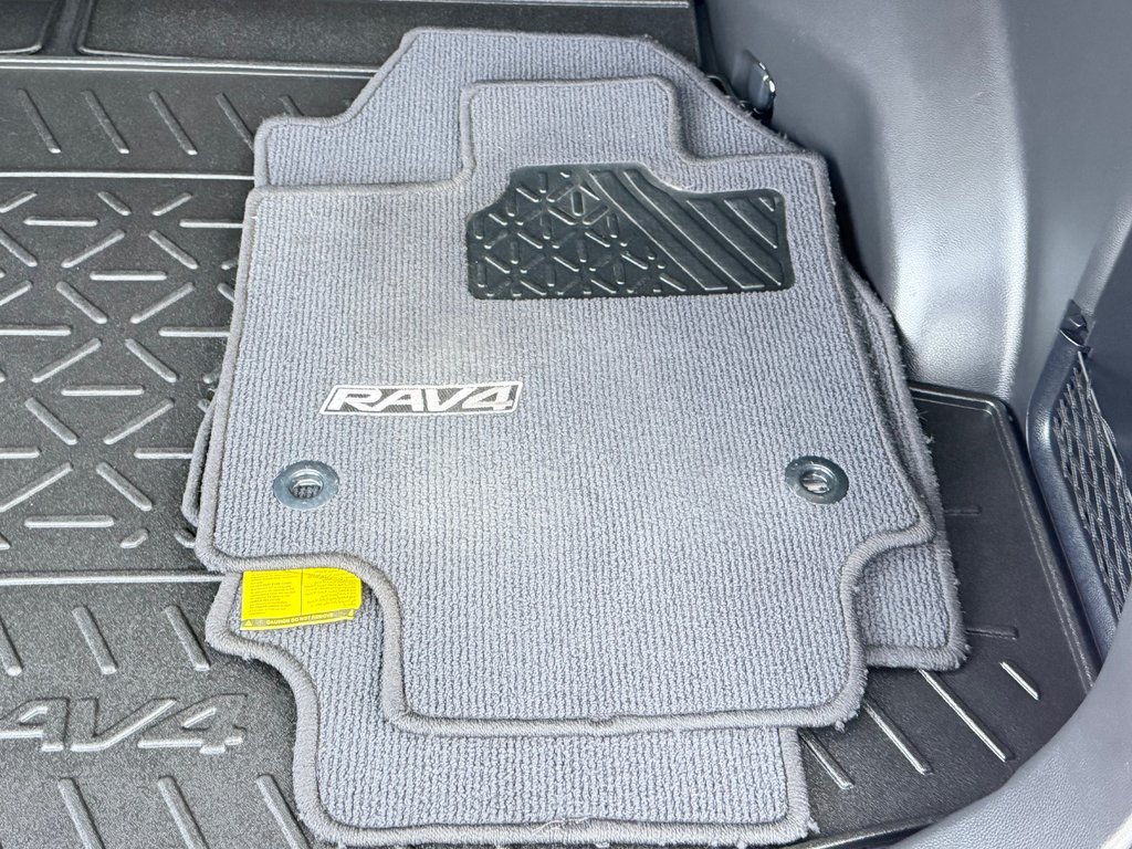 Toyota RAV4 TRAIL AWD / TRÈS BAS KILOS / COULEUR RARE !!! / 2023 à Thetford Mines, Québec - 60 - w1024h768px