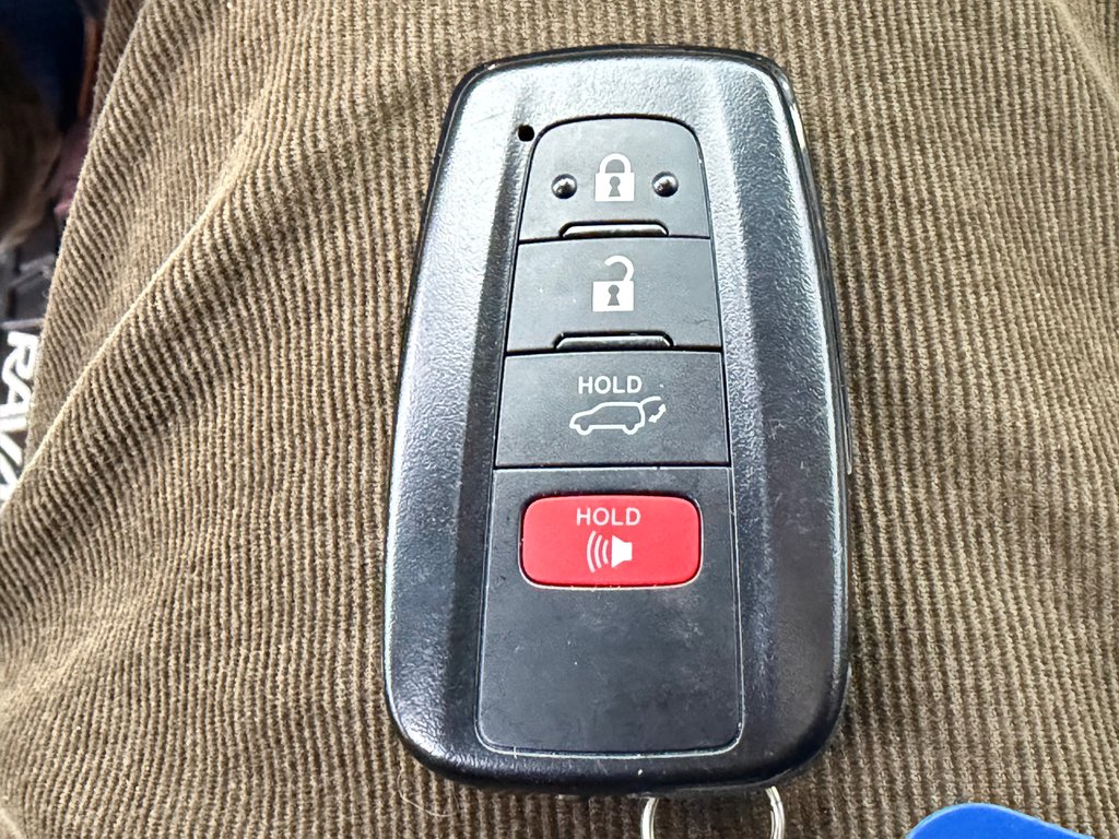 Toyota RAV4 TRAIL AWD / TRÈS BAS KILOS / COULEUR RARE !!! / 2023 à Thetford Mines, Québec - 54 - w1024h768px