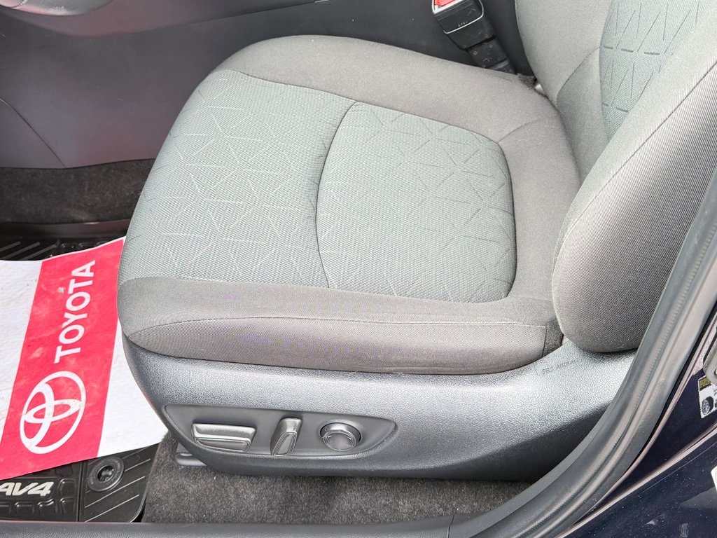 Toyota RAV4 XLE AWD / HITCH / CERTIFIÉ TOYOTA  / 2023 à Thetford Mines, Québec - 32 - w1024h768px