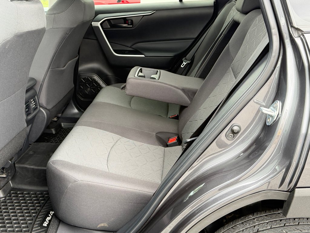 2023 Toyota RAV4 LE AWD / TRÈS BAS KILOS 27.200KM / CERTIFIÉ WOW / in Thetford Mines, Quebec - 43 - w1024h768px