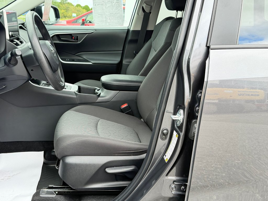 2023 Toyota RAV4 LE AWD / TRÈS BAS KILOS 27.200KM / CERTIFIÉ WOW / in Thetford Mines, Quebec - 25 - w1024h768px
