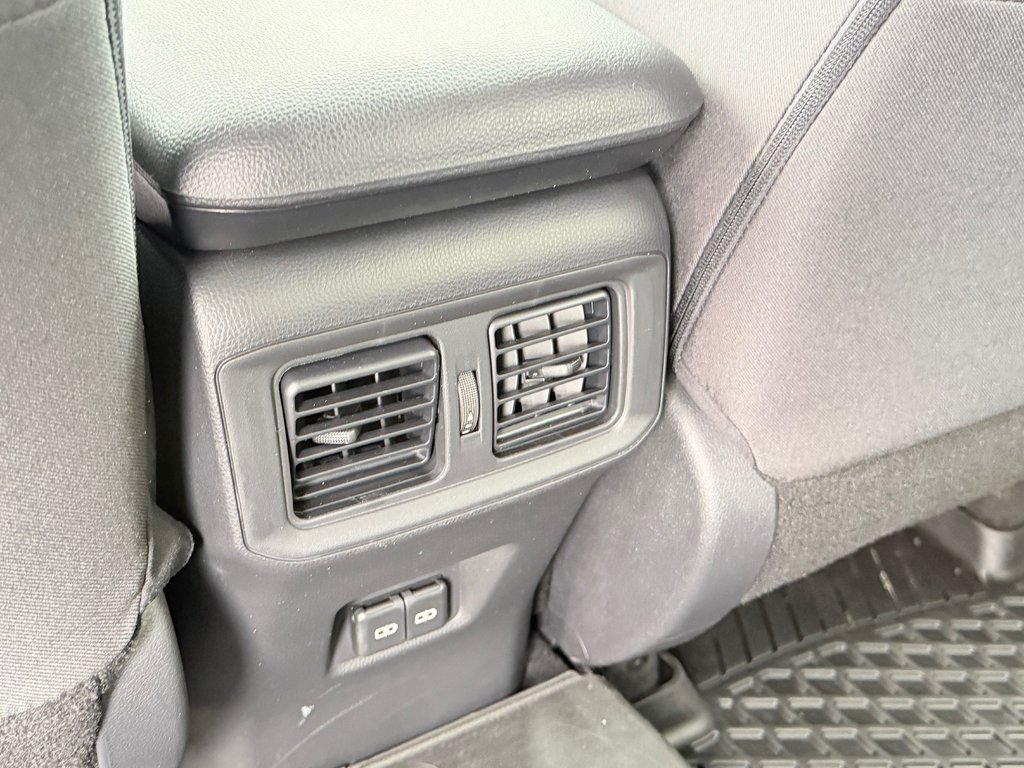 2023 Toyota RAV4 LE AWD / TRÈS BAS KILOS 27.200KM / CERTIFIÉ WOW / in Thetford Mines, Quebec - 44 - w1024h768px