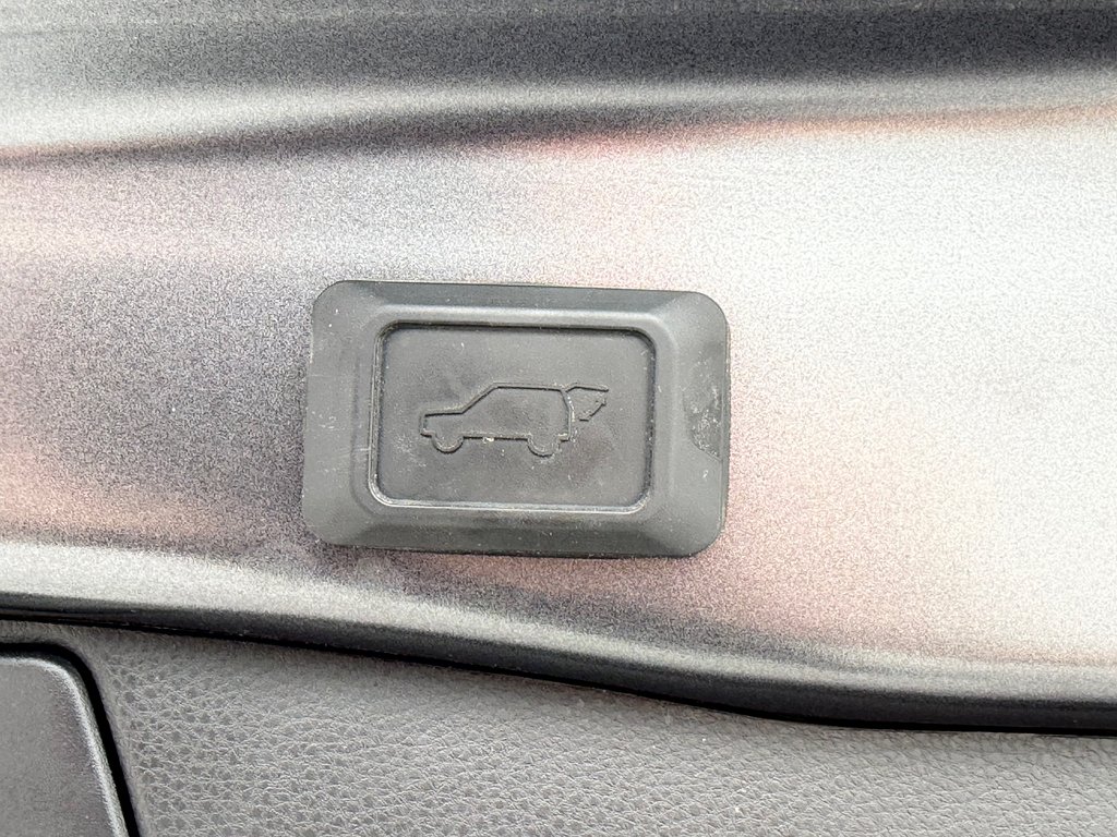 Toyota RAV4 XLE AWD / HITCH / PEA 29-11-27=100KM WOW !!! / 2024 à Thetford Mines, Québec - 61 - w1024h768px
