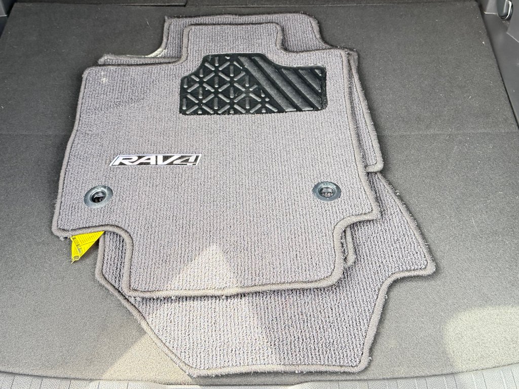 Toyota RAV4 XLE AWD / HITCH / PEA 29-11-27=100KM WOW !!! / 2024 à Thetford Mines, Québec - 58 - w1024h768px