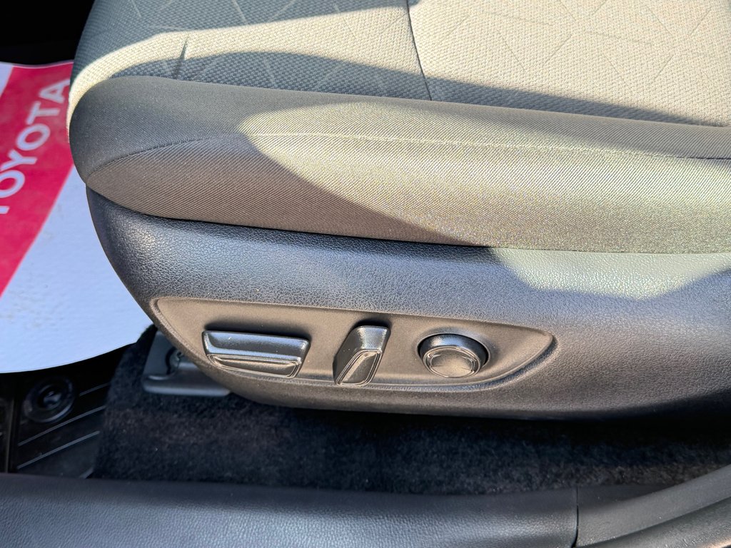 Toyota RAV4 XLE AWD / HITCH TOYOTA / TAG / ÉTAT NEUF !!! / 2025 à Thetford Mines, Québec - 31 - w1024h768px